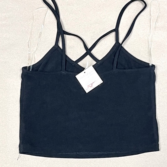 Black cross-cross crop top with spaghetti straps. Slightly stretchy. - Picture 2 of 4